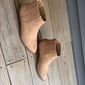 Universal Threads Tan Beige Pull-On Heeled Boots – Size 6½